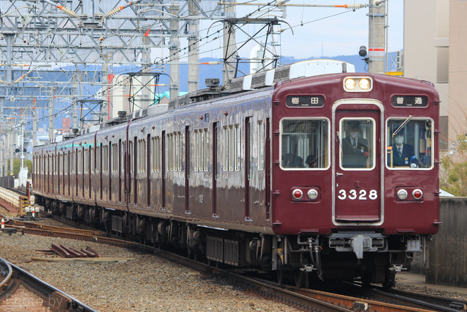 【阪急】3300系 3328F 暫定7連運用へを茨木市駅で撮影した写真