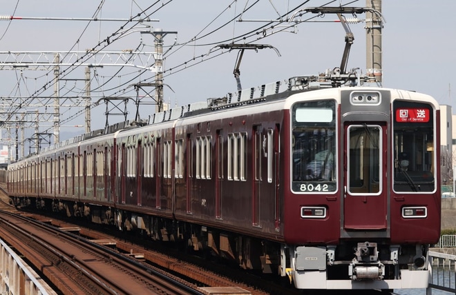 【阪急】8000系8042Fおよび7000系7001Fが正雀工場へを神崎川駅で撮影した写真