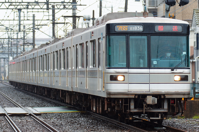 【メトロ】03系03-136F廃車回送を大袋駅で撮影した写真