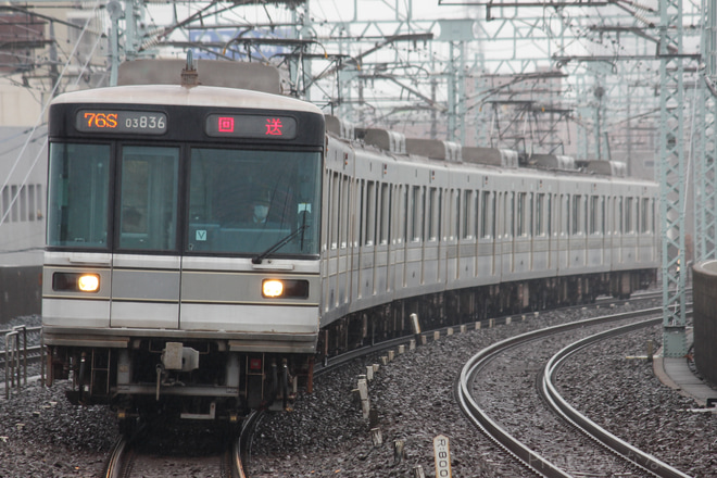 【メトロ】03系03-136F廃車回送を谷塚駅で撮影した写真