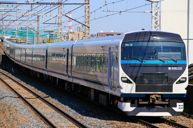【JR東】E257系NA-10編成長野総合車両センター入場回送を西浦和駅で撮影した写真