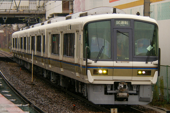 【JR西】221系K18編成 吹田総合車両所出場試運転を茨木駅で撮影した写真