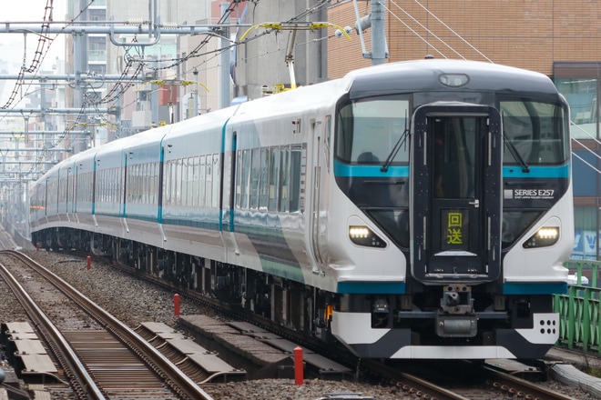 【JR東】E257系NA-04編成幕張疎開返却回送を秋葉原駅で撮影した写真
