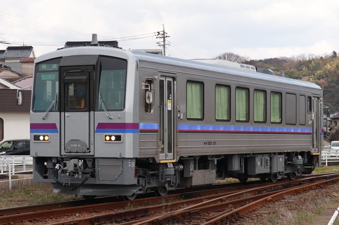 【JR西】キハ120-21更新工事を終えて回送を浜田鉄道部構内で撮影した写真