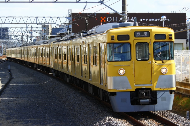 【西武】ホームドア機能試験に伴い4000系、2000系が西武新宿へを新所沢駅で撮影した写真