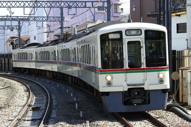 【西武】ホームドア機能試験に伴い4000系、2000系が西武新宿へを野方駅で撮影した写真