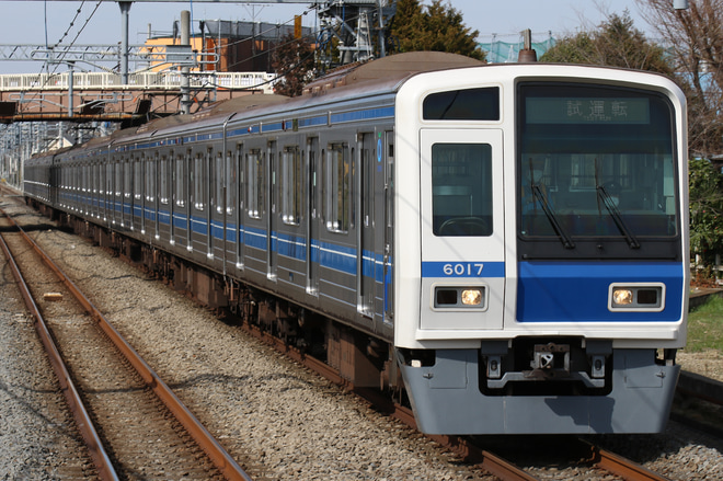 【西武】6000系6117F試運転を武蔵藤沢駅で撮影した写真