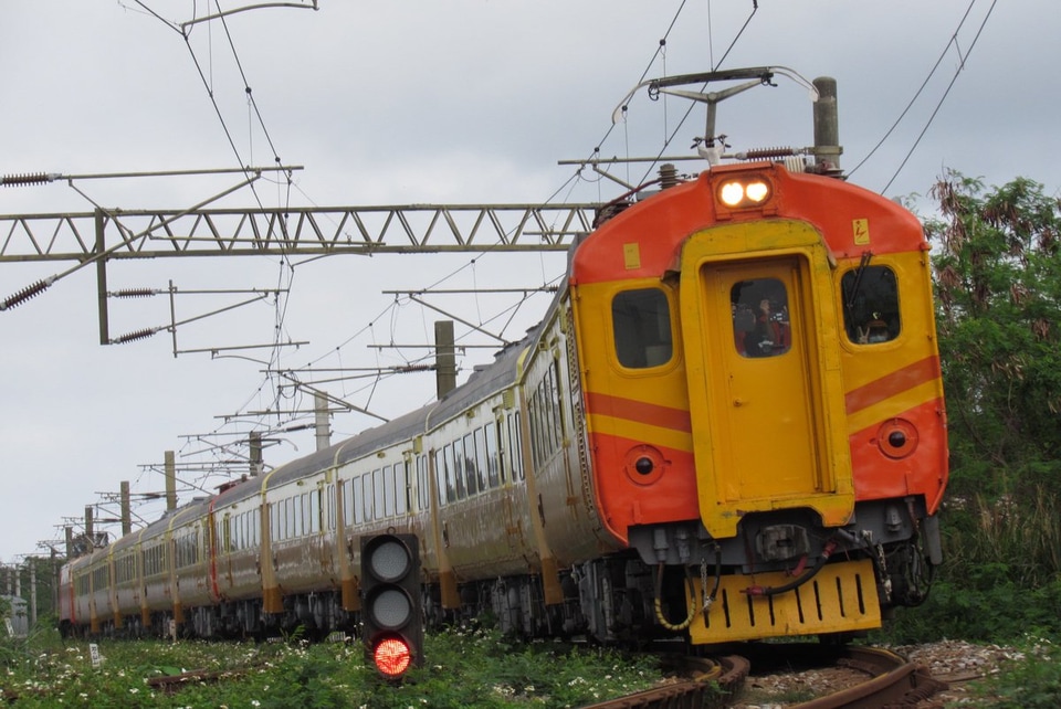 【台鐵】EMU100型(5両×2)+E408の編成で花蓮臨港線への拡大写真