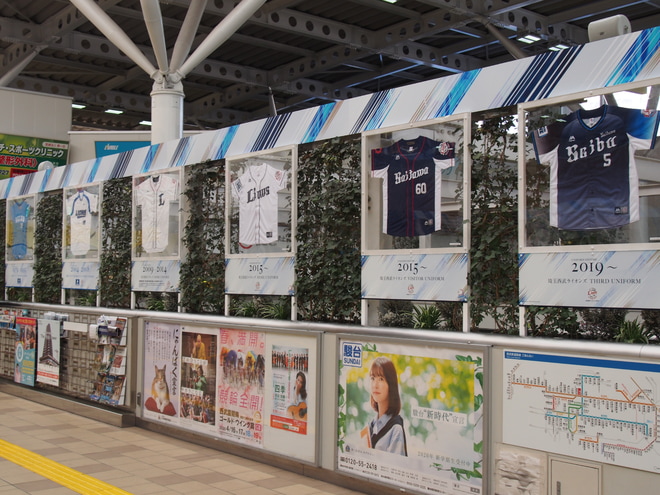 【西武】20000系20104F(3代目L-Train)が「ライオンズ命名70周年」仕様にを所沢駅で撮影した写真