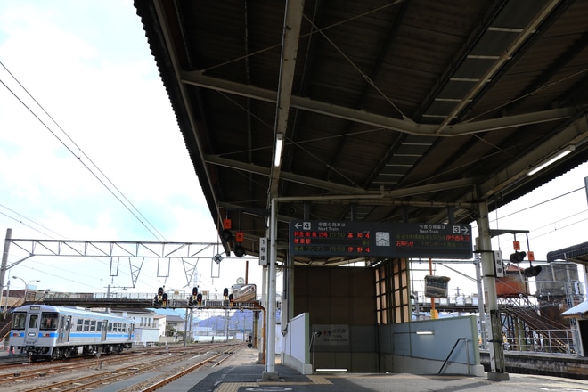 【JR四】土讃線普通列車最長距離更新を多度津駅で撮影した写真