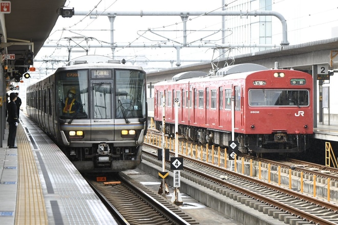 【JR西】223系V13編成本線試運転(車内LCD取り付け)を姫路駅で撮影した写真