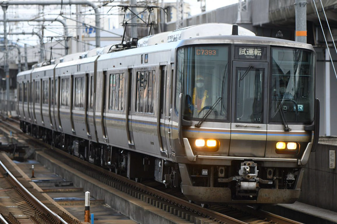 【JR西】223系V13編成本線試運転(車内LCD取り付け)を加古川駅で撮影した写真