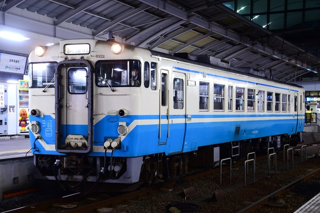 【JR四】キハ40-2144多度津工場へを高松駅で撮影した写真