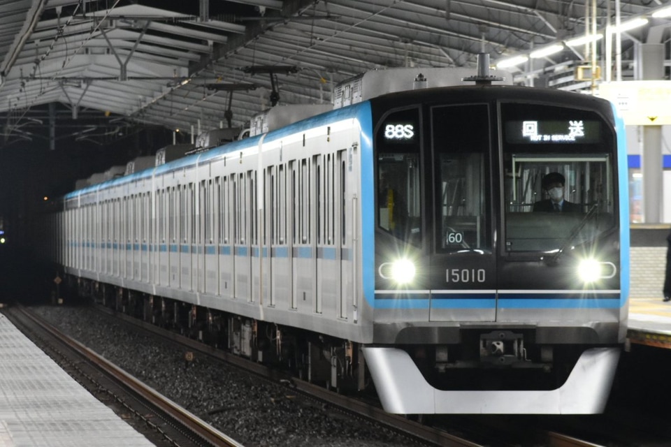 【メトロ】15000系15010Fを使用した大手町駅4番線ホームドア輸送の拡大写真