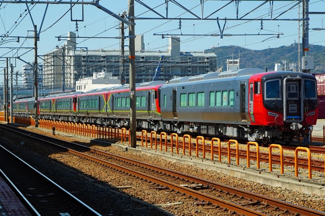 【JR四】2700系8両甲種輸送(一部カラーリング省略)を鷹取駅で撮影した写真