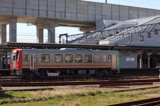 【JR西】キハ120-347金沢総合車両所出場を松任駅で撮影した写真