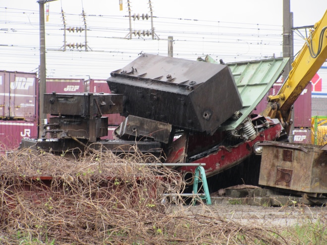 【JR貨】ED76‐1013、ED76-1023解体中を北九州貨物ターミナル駅付近で撮影した写真