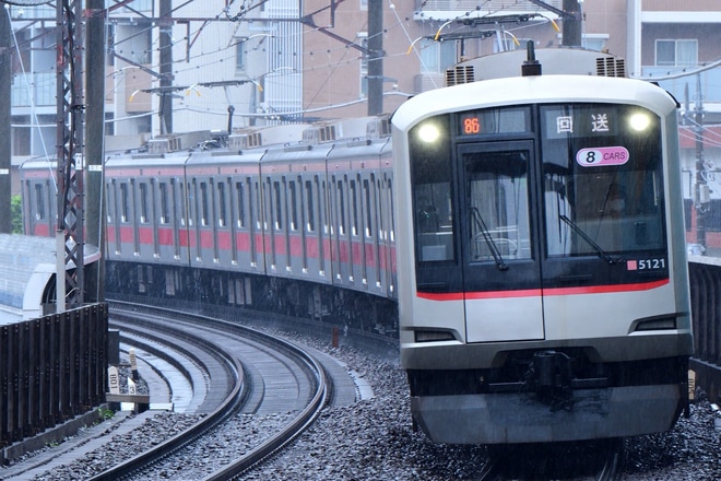 【東急】5000系5121F出場回送を青葉台駅で撮影した写真