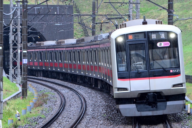 【東急】5000系5121F出場回送をたまプラーザ駅で撮影した写真