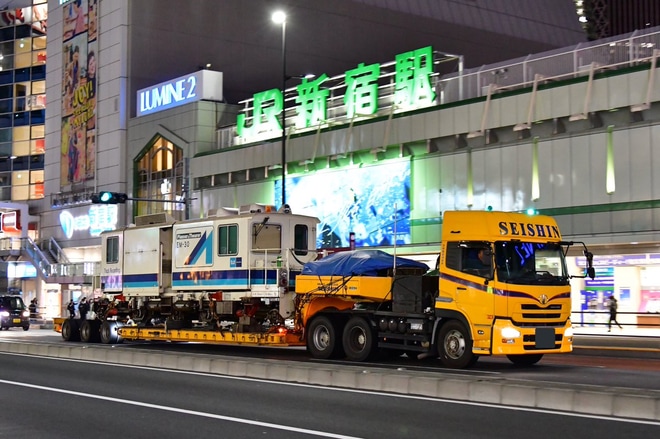 【メトロ】軌道検測車EM-30搬出陸送を新宿駅付近で撮影した写真