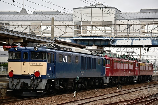 【JR東】EF81-134とEF64-1051秋田総合車両センター入場配給を土崎駅で撮影した写真