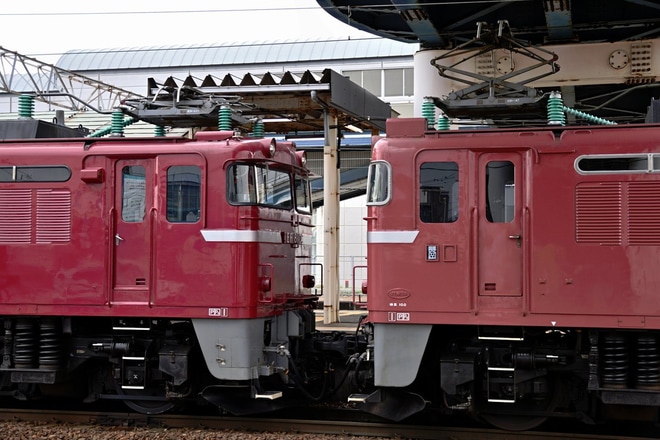 【JR東】EF81-134とEF64-1051秋田総合車両センター入場配給を土崎駅で撮影した写真