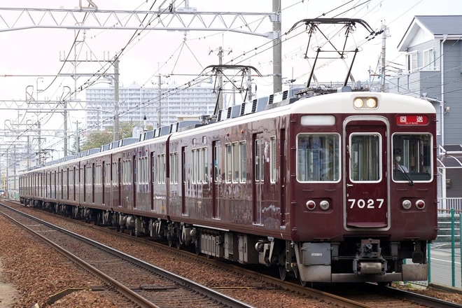 【阪急】7000系7027Fが正雀工場へを不明で撮影した写真