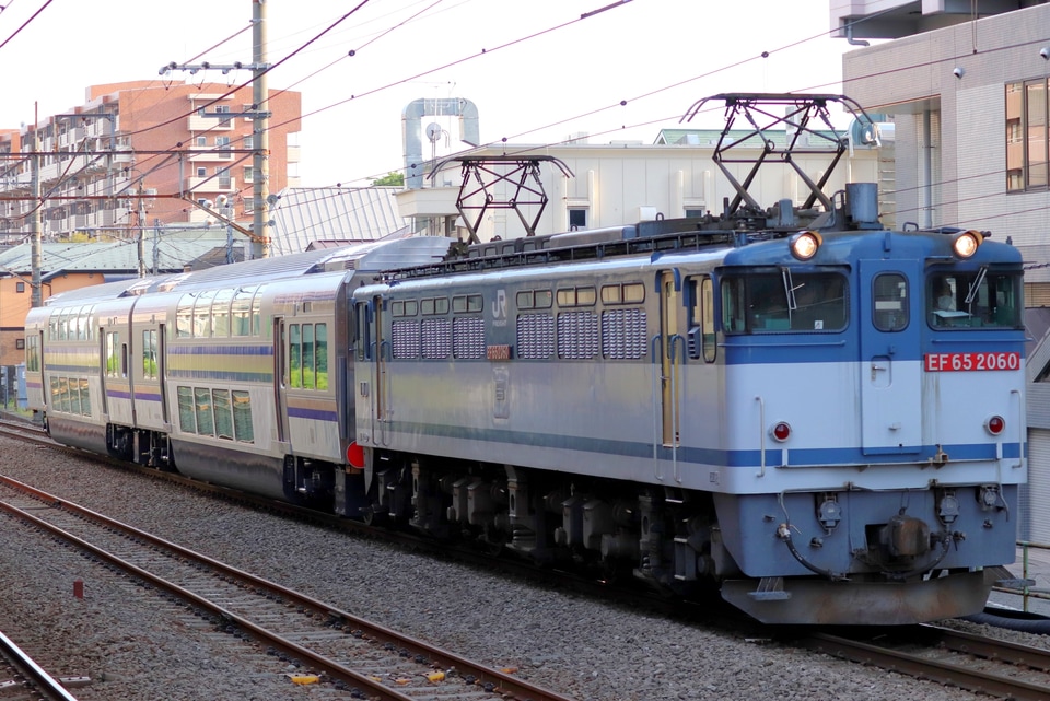 【JR東】横須賀・総武快速線E235系1000番台向けグリーン車2両 J-TREC横浜出場の拡大写真