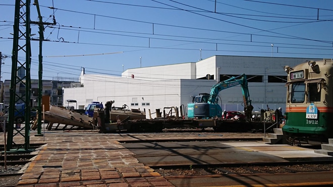 【広電】900形912号廃車解体作業を江波車庫付近で撮影した写真
