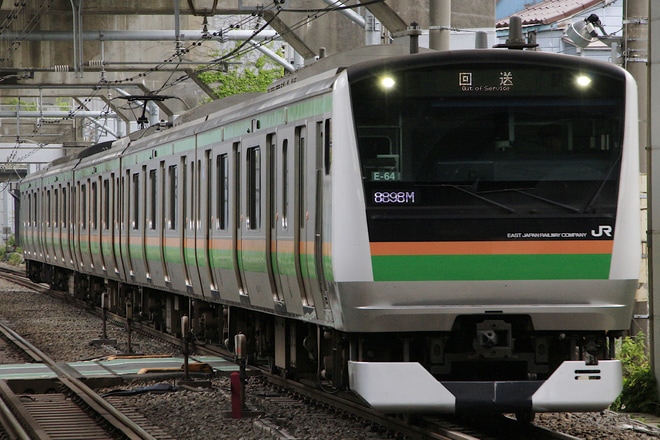 【JR東】E233系E-64編成東京総合車両センター入場回送を西大井駅で撮影した写真