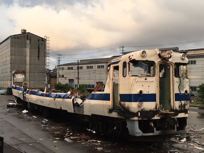 【JR九】キハ47-1080が解体途中の姿で目撃されるを小倉総合車両センターで撮影した写真