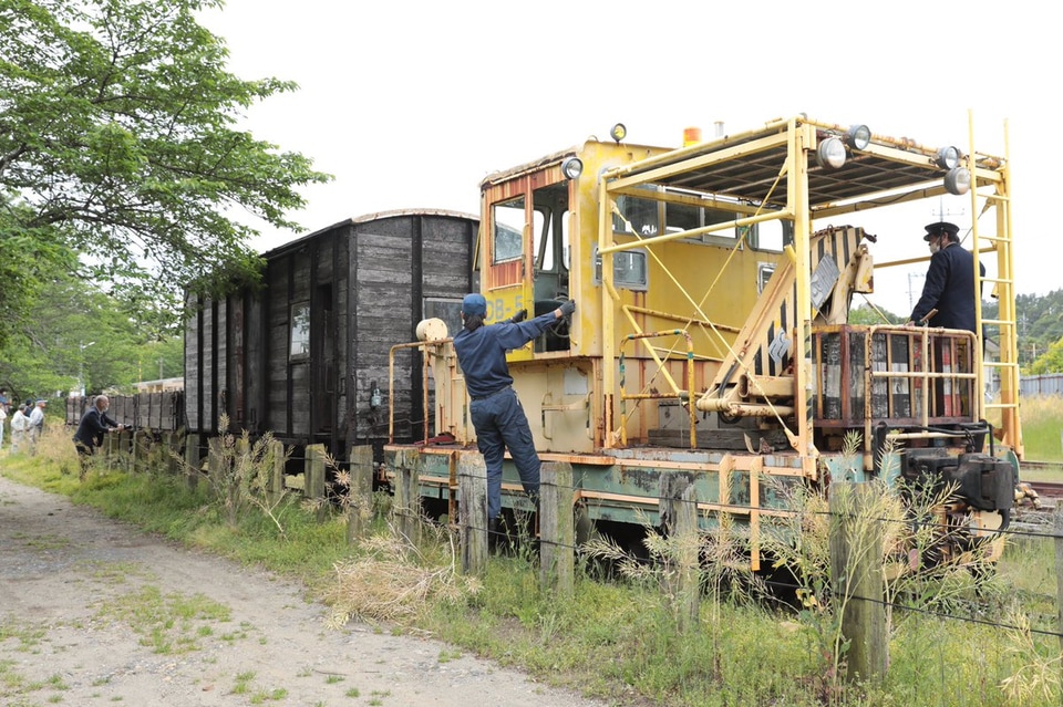 【小湊】貨車（ワフ、トム）の回送が里山トロッコ連結の上運転の拡大写真