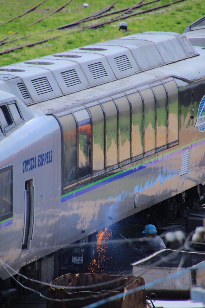 【JR北】キハ183系のリゾート列車「クリスタルエクスプレス」解体開始を五稜郭車両所付近で撮影した写真