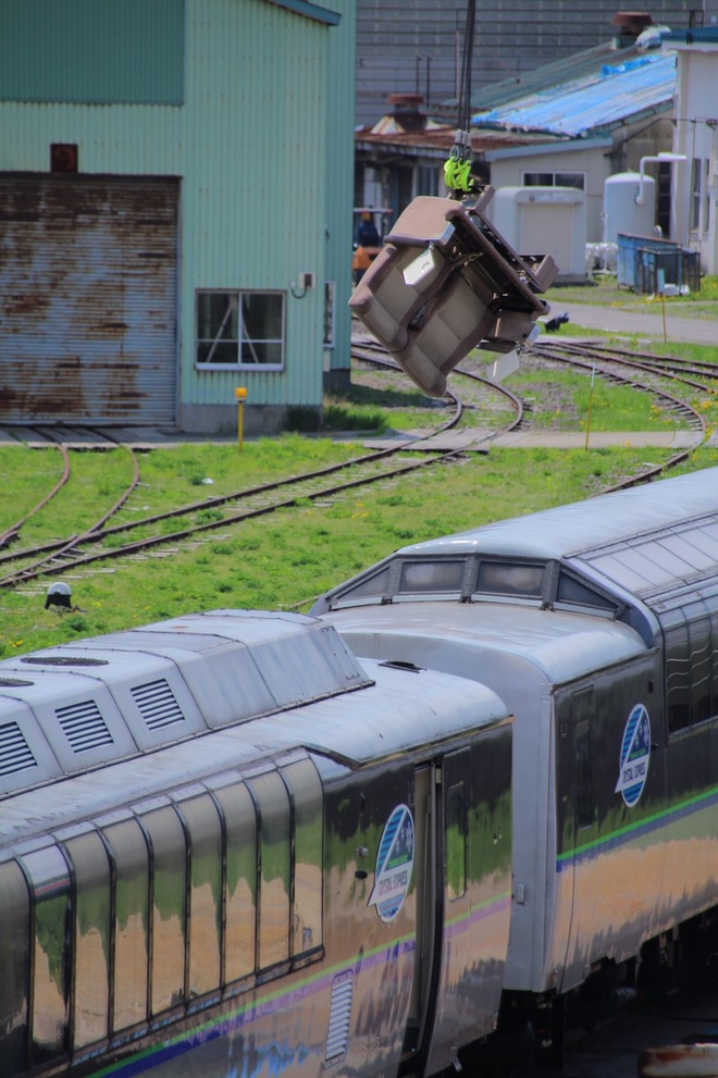 【JR北】キハ183系のリゾート列車「クリスタルエクスプレス」解体開始を五稜郭車両所付近で撮影した写真