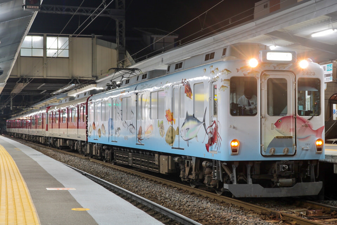 【近鉄】運用差し替えで快速急行松阪行きに充当されて運行されたお魚図鑑を松阪駅で撮影した写真