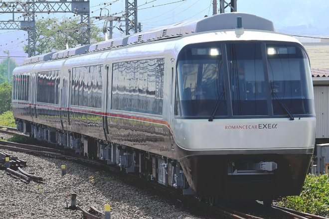 【小田急】30000形 30056F(EXEα) リニューアル改造・検査出場試運転を新松田駅で撮影した写真