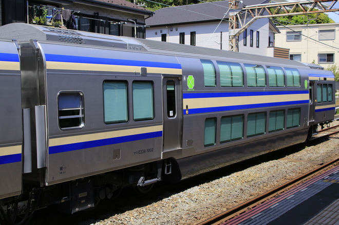 【JR東】E235系1000番台グリーン車2両 J-TREC出場を逗子駅で撮影した写真