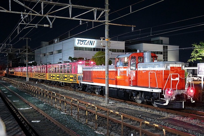 【嵯峨野】DE10-1104とDE10-1118牽引のトロッコ回送を向日町駅で撮影した写真