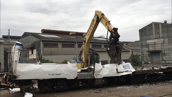 【JR九】キハ47-1047が解体途中の姿で目撃されるを小倉総合車両センター付近で撮影した写真