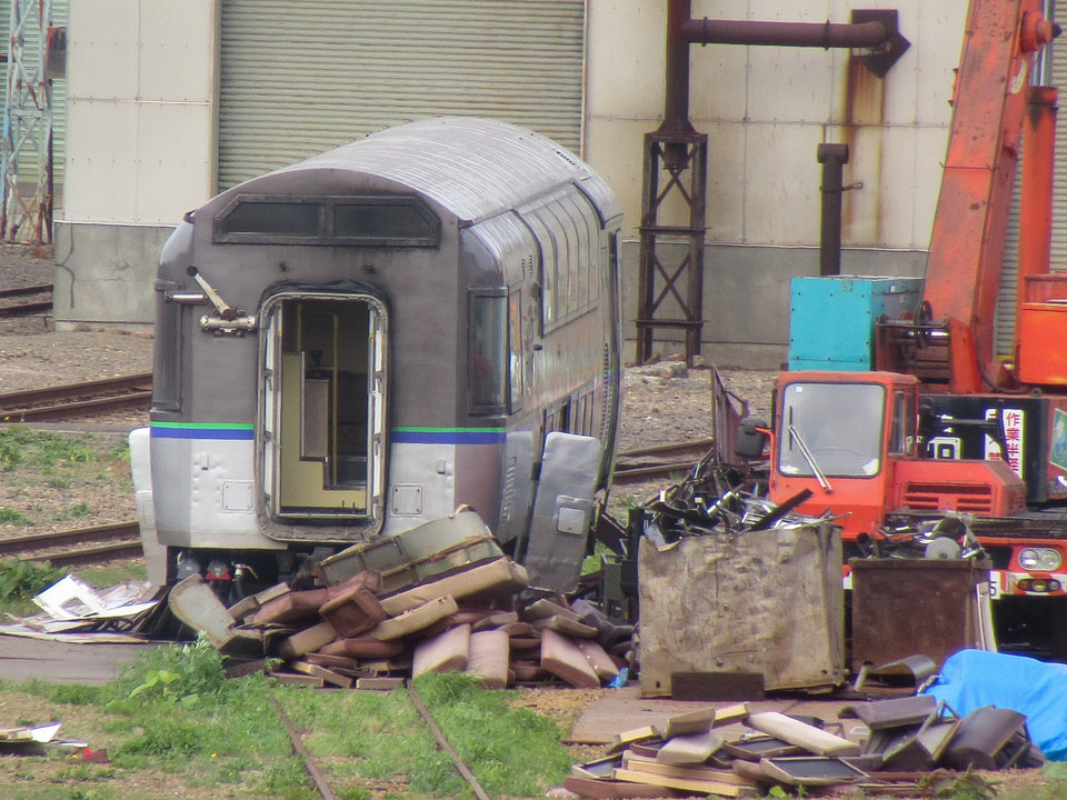 【JR北】クリスタルエクスプレス(キサロハ182-5101)苗穂工場で解体中の拡大写真