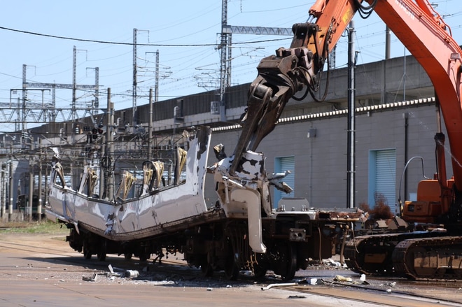 【JR東】元651系K201編成郡山総合車両センターで解体中を郡山総合車両センター付近で撮影した写真