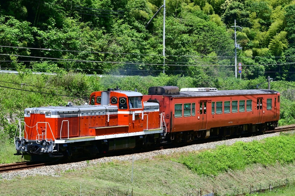 【JR西】キハ47-138牽引で後藤総合車両所へ回送の拡大写真