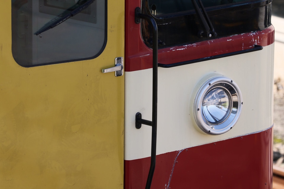 【西武】9000系9103F(京急カラー)が前面貫通扉だけ黄色にの拡大写真