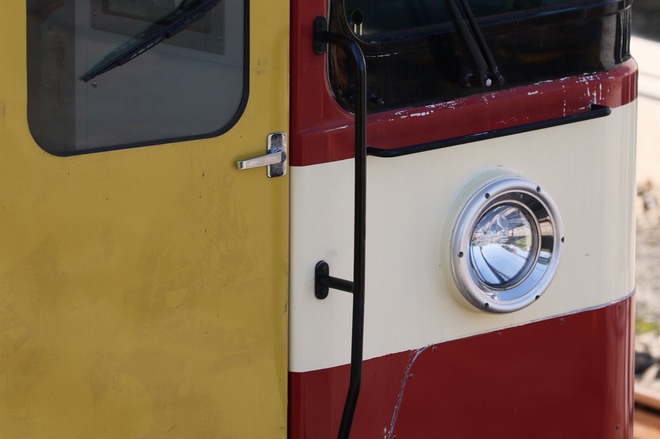【西武】9000系9103F(京急カラー)が前面貫通扉だけ黄色にを小手指車両基地付近で撮影した写真