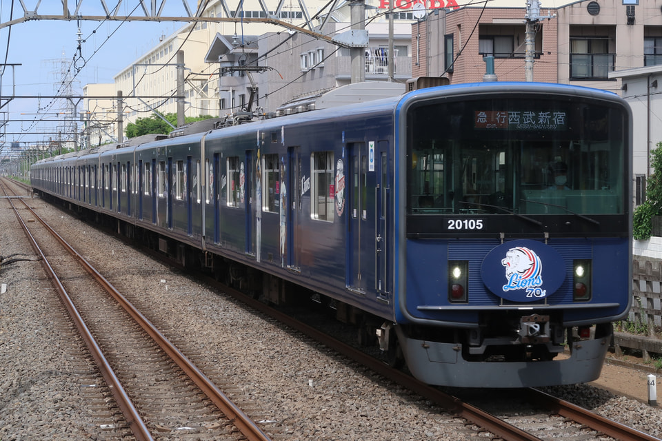 【西武】新宿線・拝島線でも「三代目L-train “ライオンズ70周年記念”」ラッピング列車 運転中の拡大写真