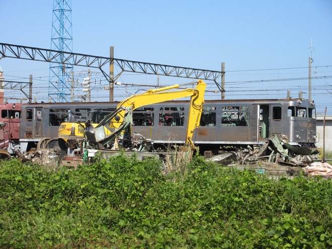 【JR貨】EF81-304が解体中を北九州貨物ターミナル駅解体線付近で撮影した写真