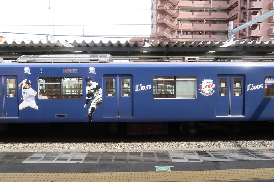 【西武】新宿線・拝島線でも「三代目L-train “ライオンズ70周年記念”」ラッピング列車 運転中の拡大写真