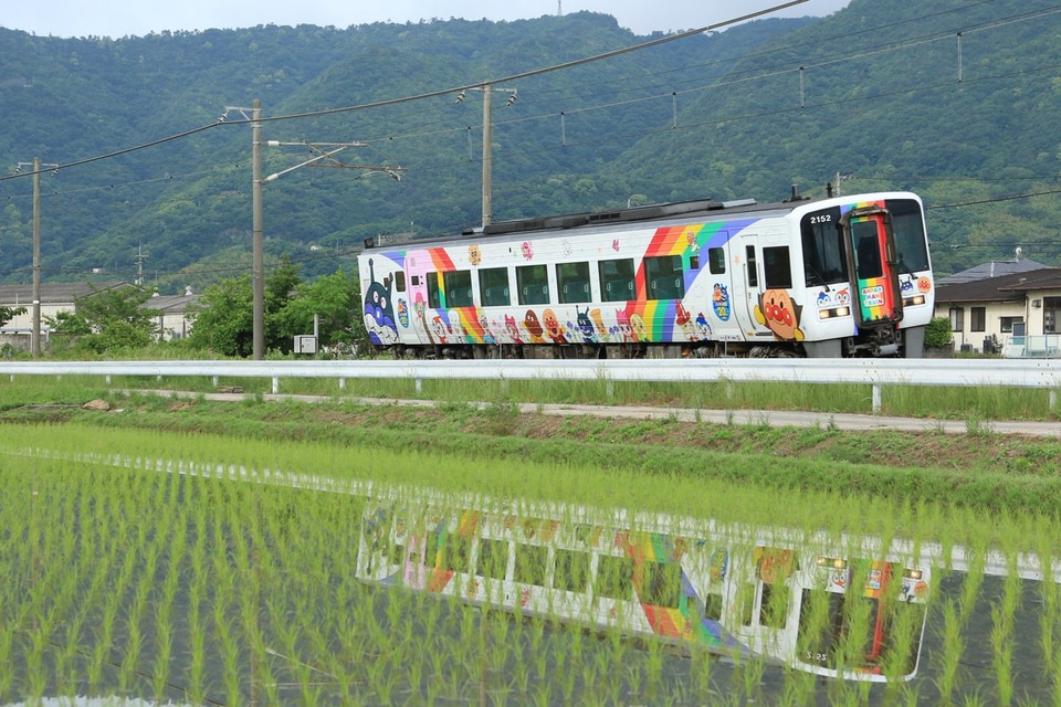 【JR四】2000系2152(宇和海用アンパンマン列車)多度津工場入場の拡大写真