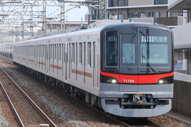 【東武】「THライナー」運行開始を獨協大学前駅で撮影した写真