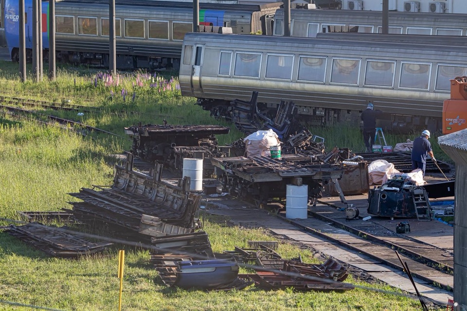 【JR北】キハ283系が五稜郭車両所で解体中の拡大写真
